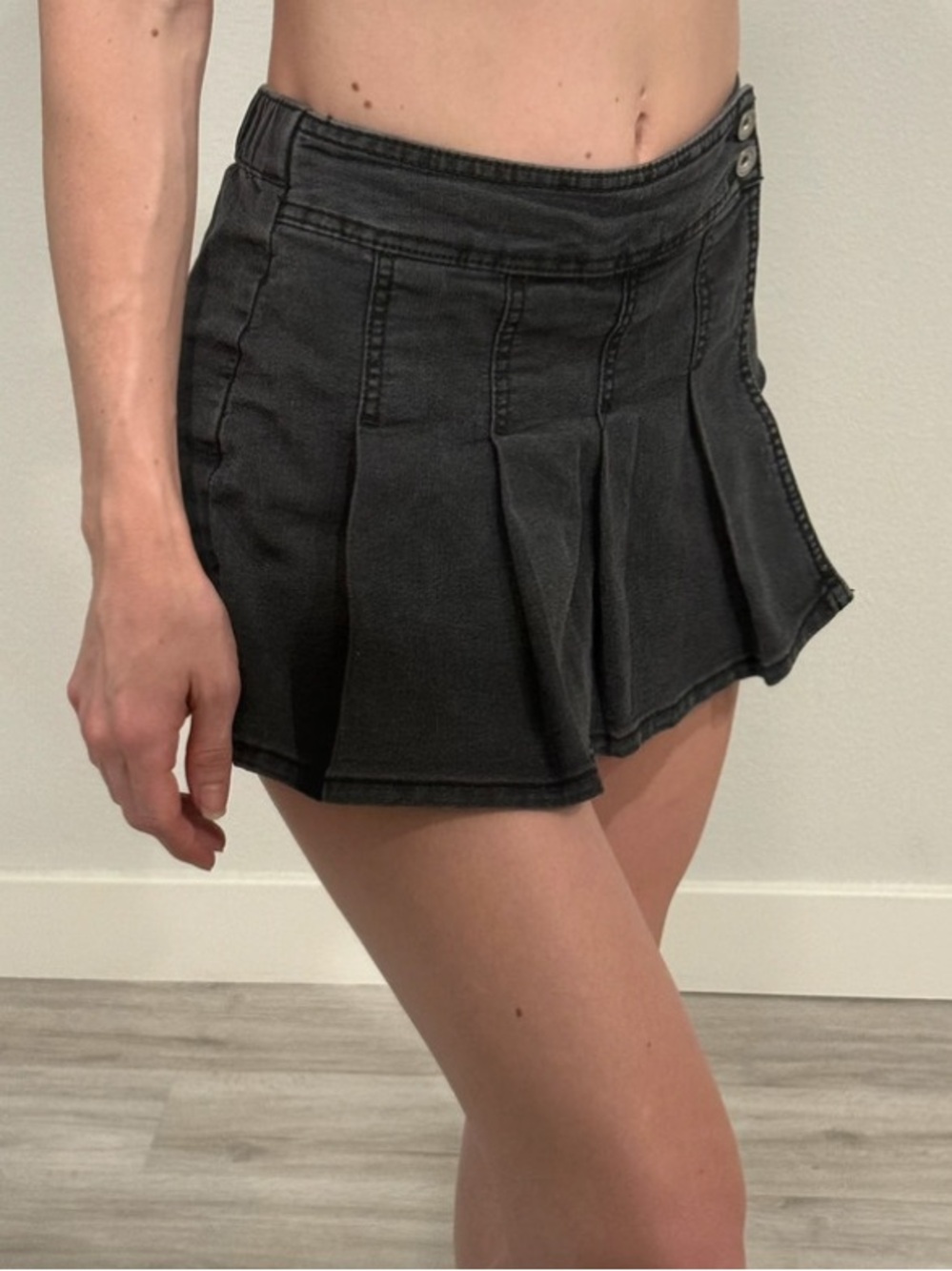 Squeeze Black Pleated Denim Skort